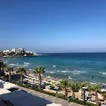 Ladies كوشاداسيه
